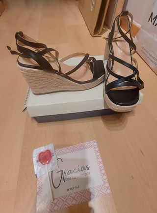 Sandalias cuña esparto negras.