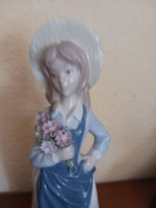 Figura porcelana niña campesina 27cm