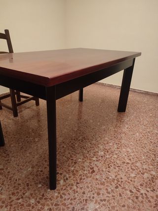 Mesa madera oscura con patas negras - Comedor