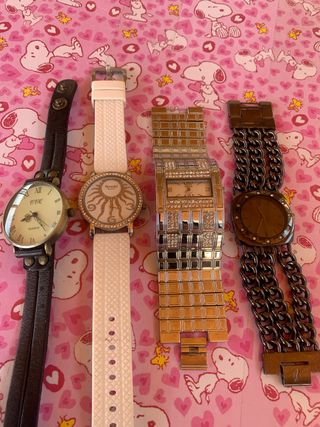 4 Relojes - varios estilos  sin pilas