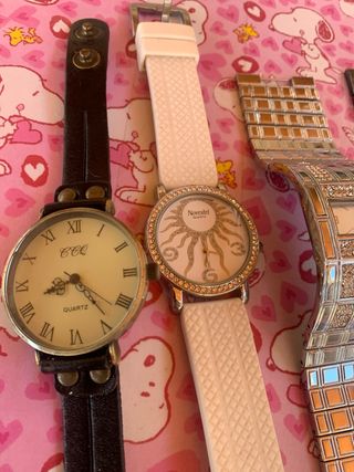 4 Relojes - varios estilos  sin pilas