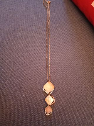 Collana con ciondolo dorato