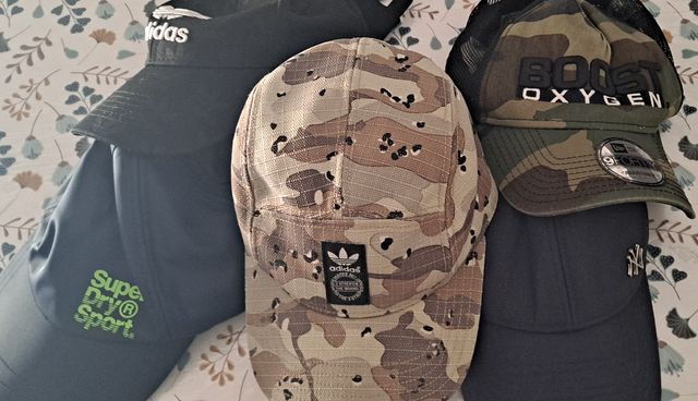 5 gorras: Adidas rCAMO, New Era Yankees, Superdry