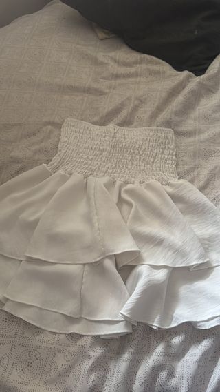 Falda blanca plisada