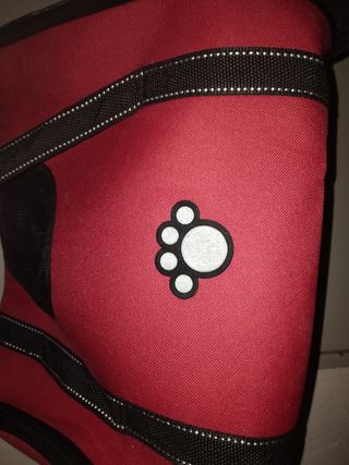 Trasportín rojo para perro pequeño