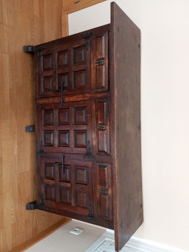 Mueble antiguo de madera