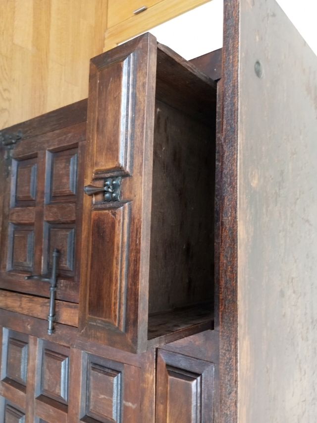 Mueble antiguo de madera