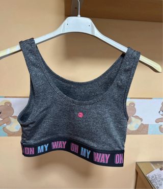 Top deportivo gris