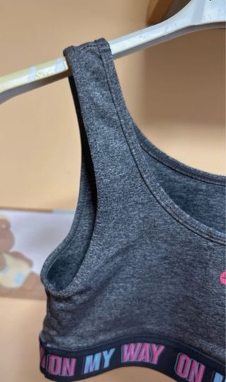 Top deportivo gris