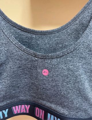 Top deportivo gris