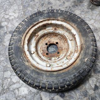 Rueda Vespa antigua oxidada