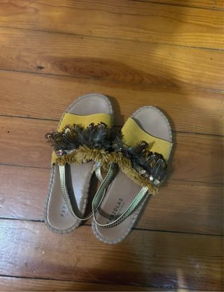 Sandalias Fabiolas amarillas con plumas
