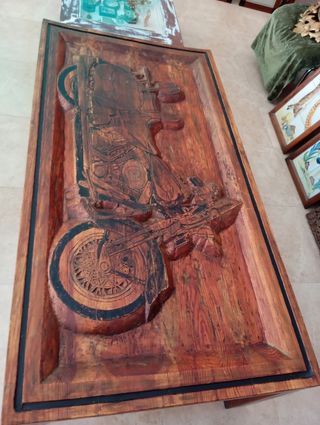 Mesa de madera tallada con moto