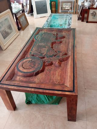 Mesa de madera tallada con moto