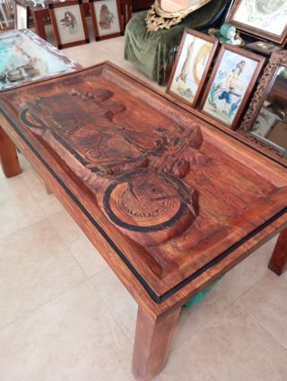 Mesa de madera tallada con moto