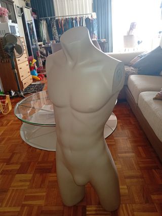 Maniquí torso hombre beige