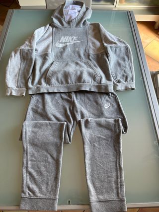 Completo lungo Nike Air grigio.