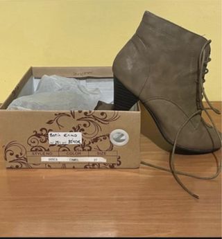 Botines beige c/cordones -talla 37