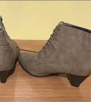 Botines beige c/cordones -talla 37