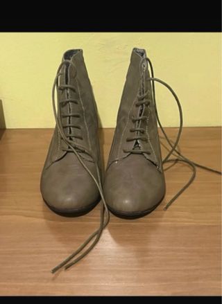 Botines beige c/cordones -talla 37
