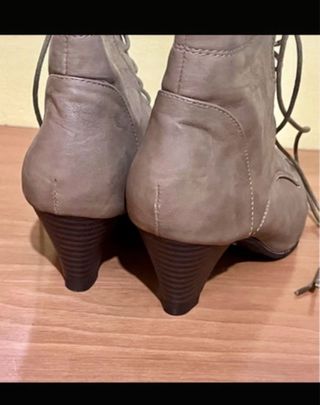 Botines beige c/cordones -talla 37