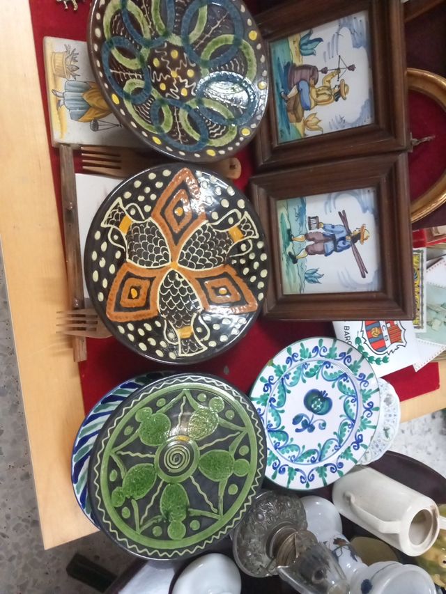 Platos cerámica pintados a mano y azulejos