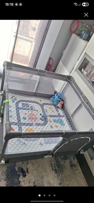 Parque infantil con alfombra de juego
