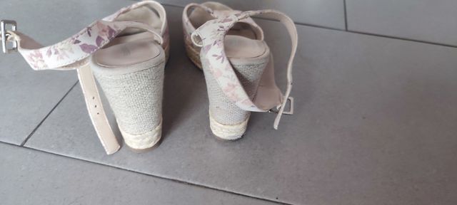 Sandalias cuña beige-rosa