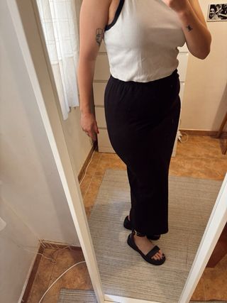 Falda midi negra elástica c/abertura
