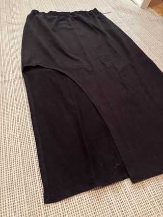 Falda midi negra elástica c/abertura
