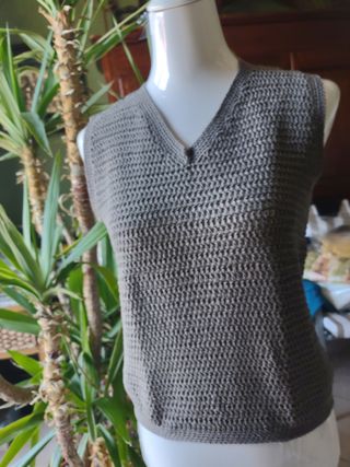 Gilet grigio lavorato a maglia