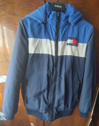 Cazadora azul con capucha