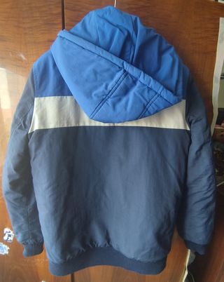 Cazadora azul con capucha