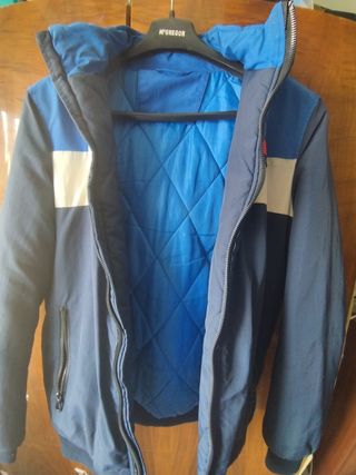 Cazadora azul con capucha