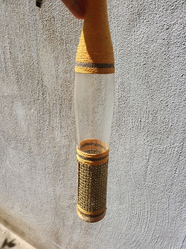 Jarrón de cristal y yute