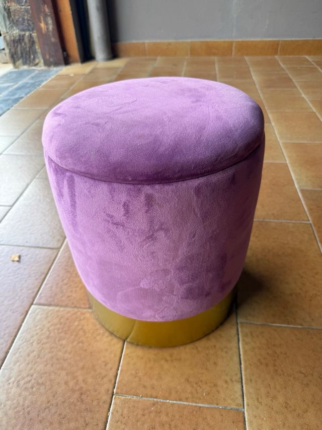 Puff terciopelo morado con base dorada