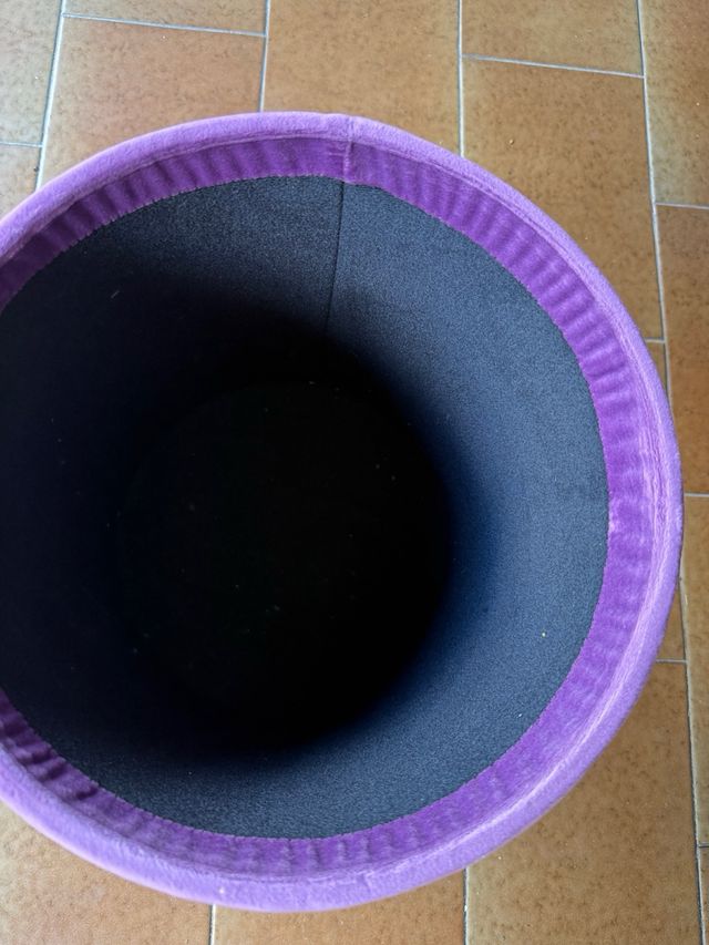 Puff terciopelo morado con base dorada