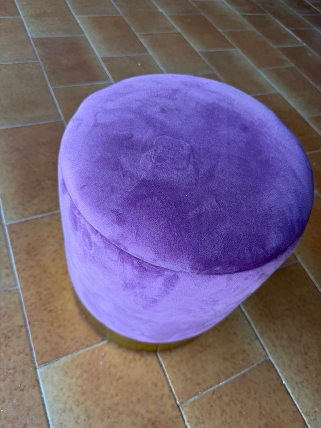 Puff terciopelo morado con base dorada