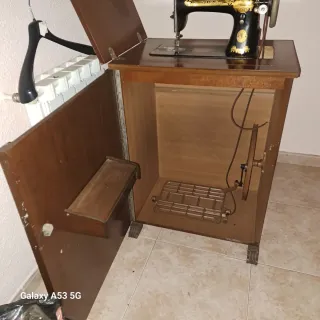 Máquina coser Singer antigua.