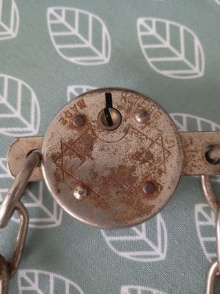 Candado antiguo con cadena