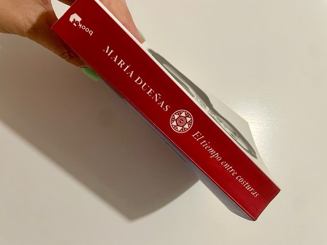 El tiempo entre costuras