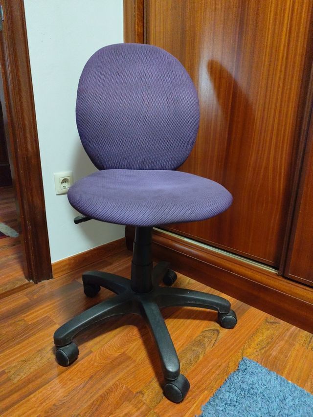 Silla giratoria morada