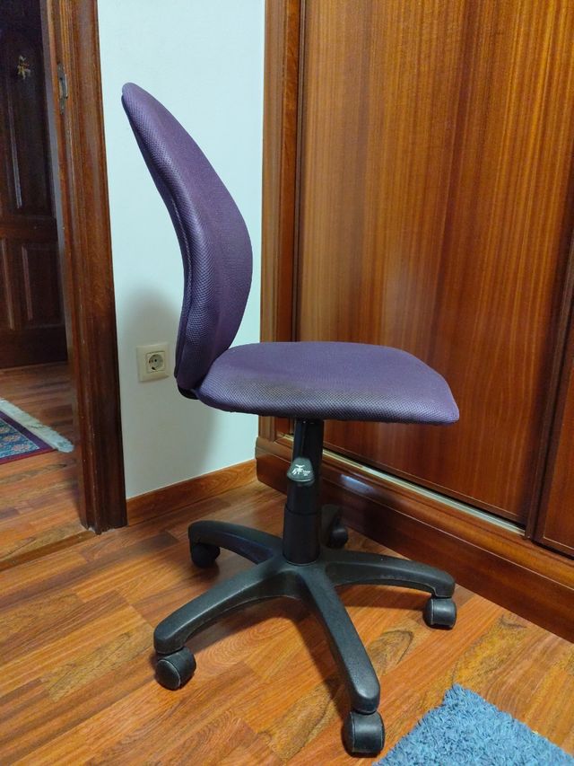 Silla giratoria morada