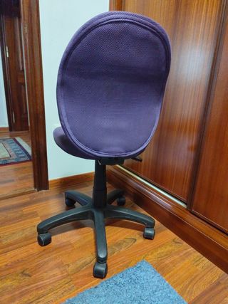 Silla giratoria morada
