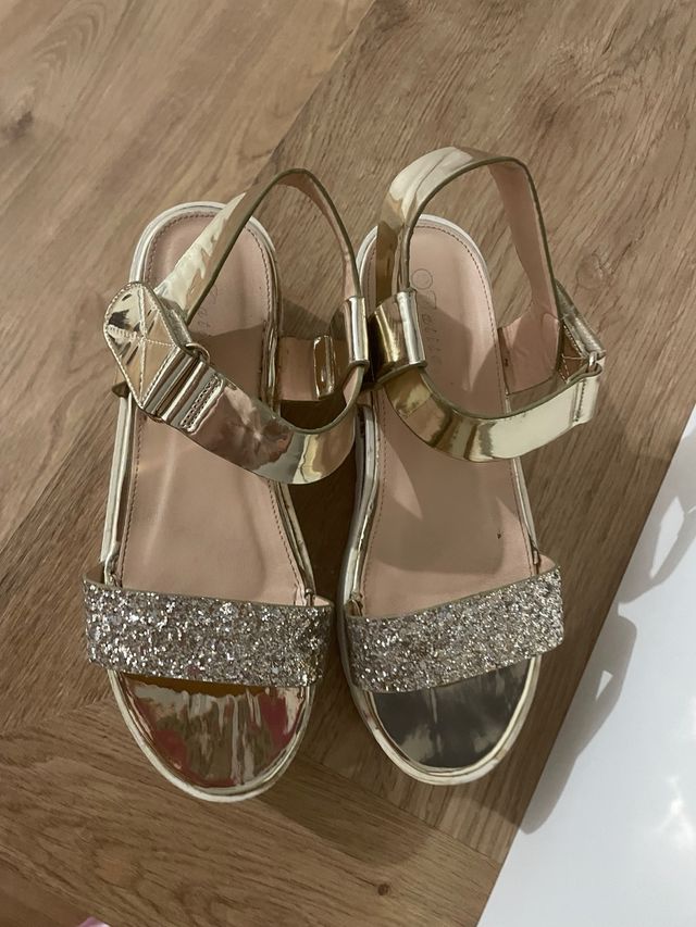 Sandalias doradas brillantes de plataforma