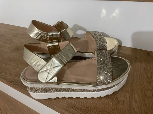 Sandalias doradas brillantes de plataforma