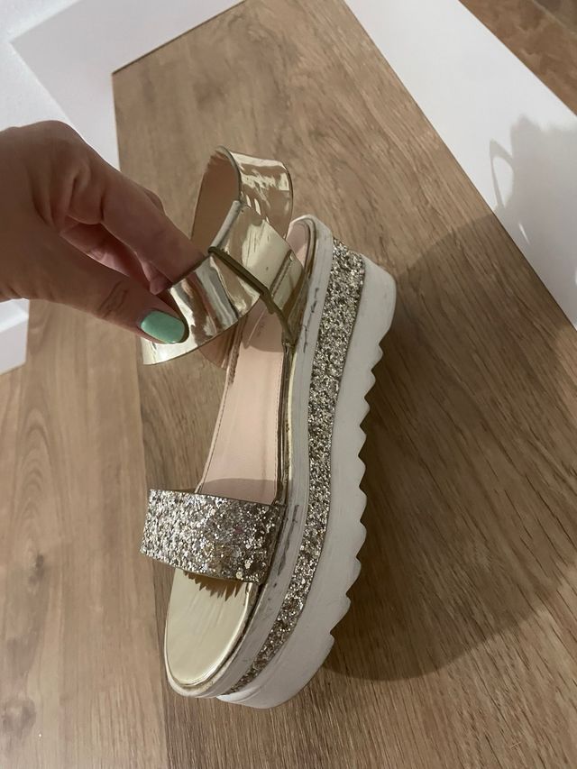 Sandalias doradas brillantes de plataforma