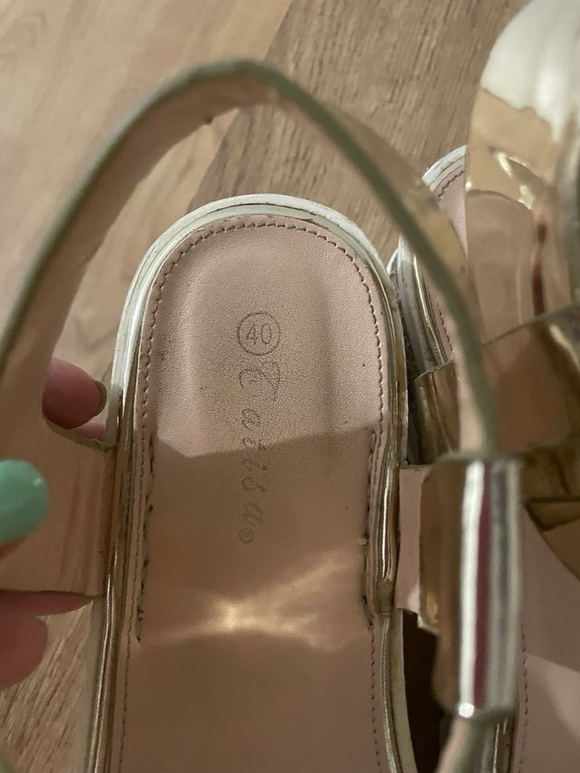 Sandalias doradas brillantes de plataforma