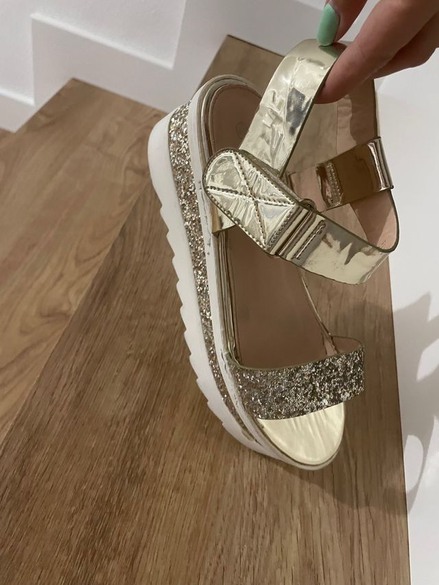 Sandalias doradas brillantes de plataforma