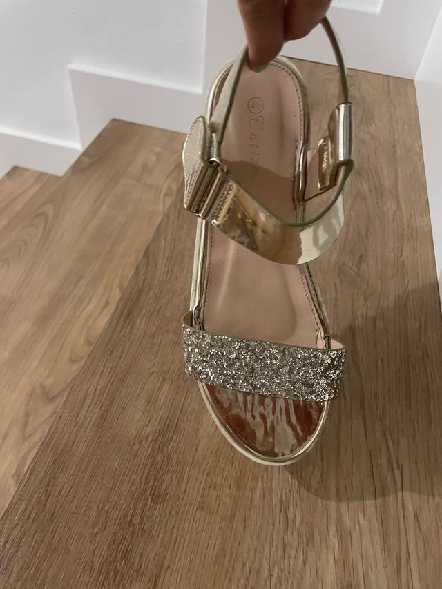 Sandalias doradas brillantes de plataforma